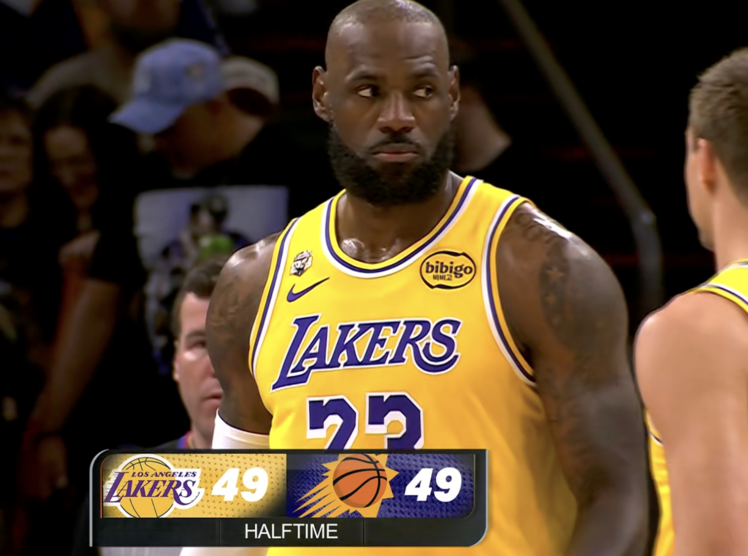 半场结束，湖人49-49太阳，如何评价？湖人vs太阳 詹姆斯5分2篮板2助攻，东