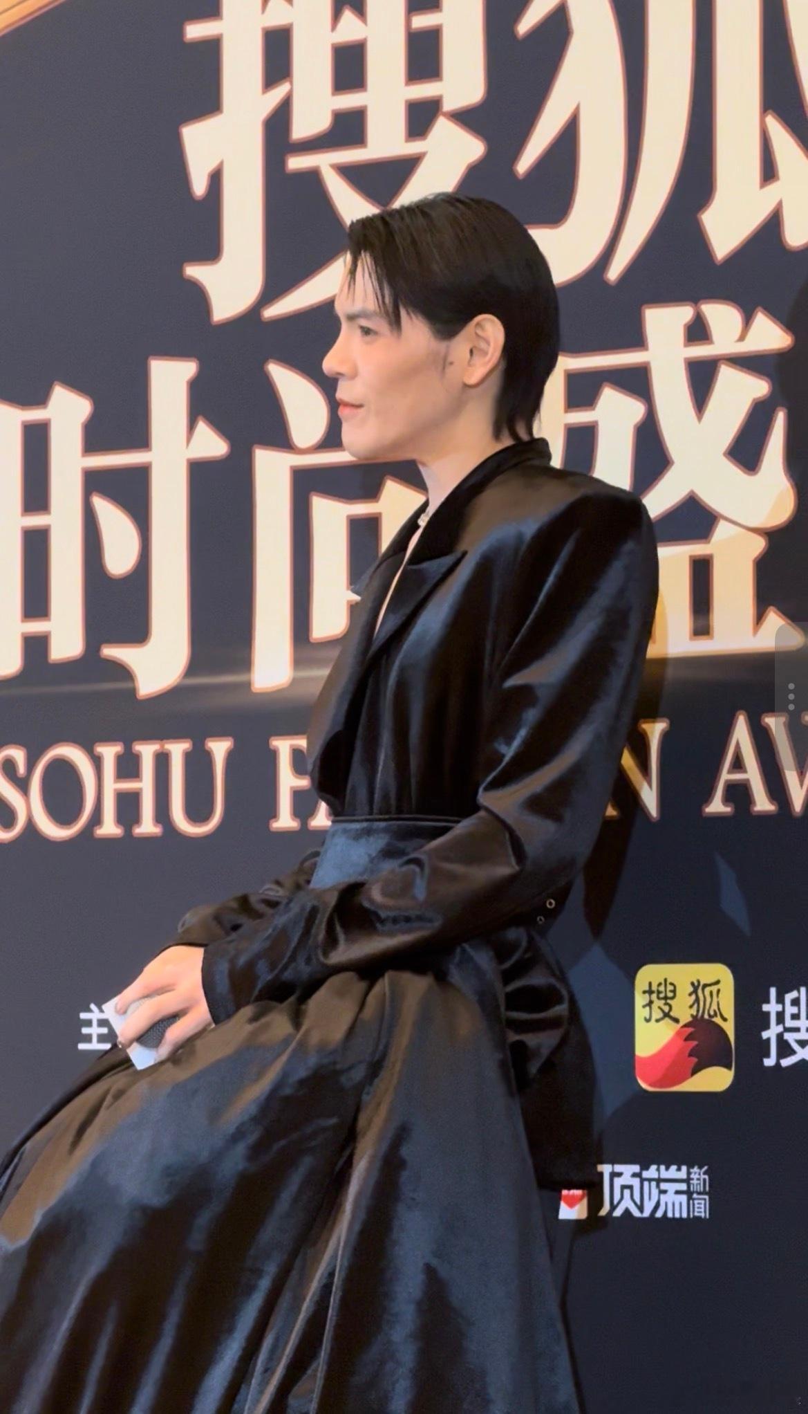 向佐自带椅子走红毯哈哈哈哈哈真的好搞笑向佐发型基础穿搭就不基础其实发型也没基础到