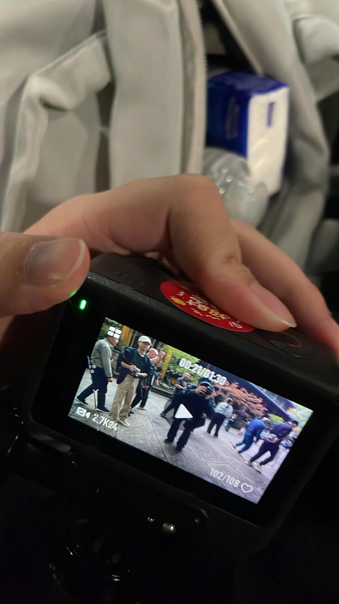 《灵隐寺偶遇李现并让他帮我拍了一张拍立得》🍋 