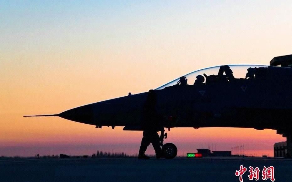 猜猜他是谁
这个机头侧影很美！ ​​​