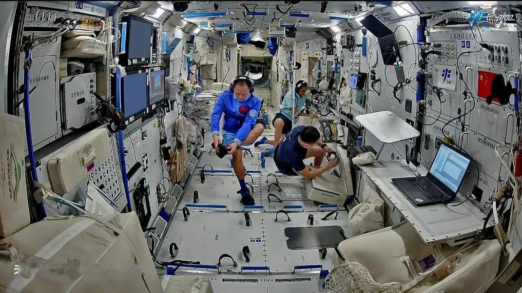 神舟21号航天员乘组在轨驻留将延长约1个月，比以往乘组多出一个月左右。

三名航