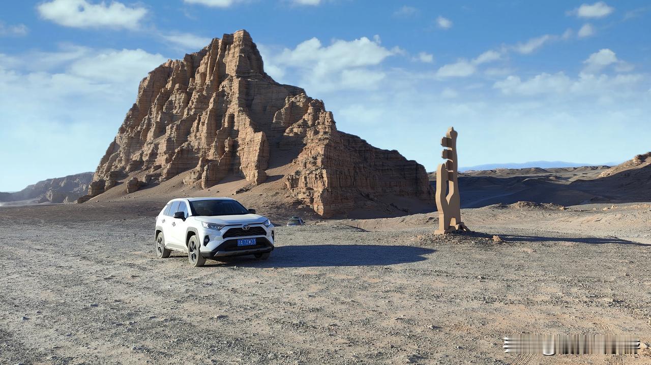 新疆大海道巨龙之脊犹如盘龙横亘在茫茫戈壁之上