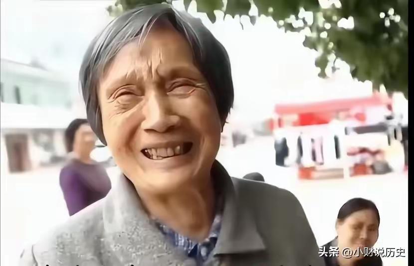 79岁的白中廷奶奶，为了帮高考落榜的孙子圆大学梦，瞒着所有亲友四处筹措，凑齐四万