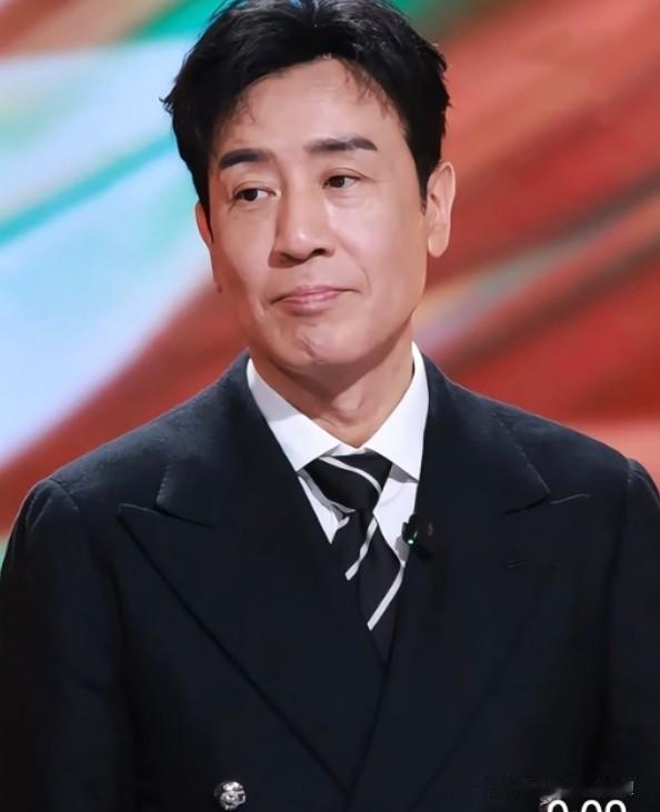 难怪于和伟不高兴，

换作任何一个男人都忍不了吧。

明明凭借《沉默的荣耀》实力