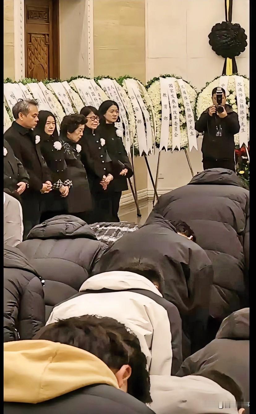 看了下杨振宁送别会，我发现有个事挺让人在意，就是为啥长子杨光诺没到场？

其实稍