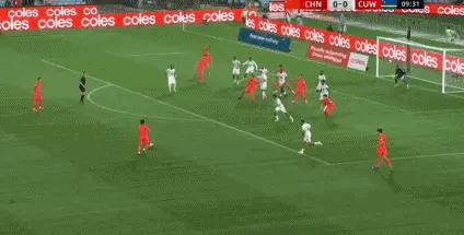 干得漂亮！这次拦截着实值得称赞，狠狠地点赞，它价值千金，堪比进球。

绿茵战火映