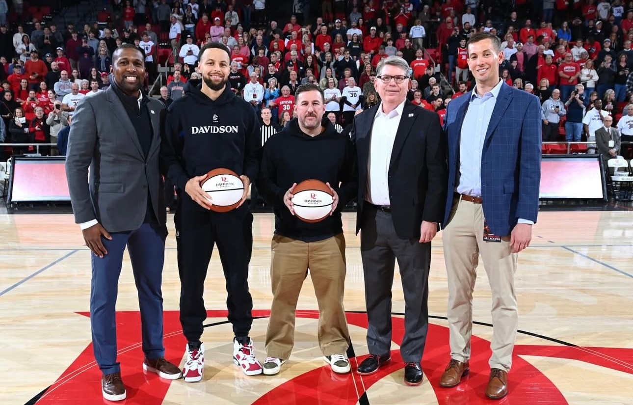 回到戴维森穿回胭脂红Air Jordan 6 Retro “Carmine”Cu