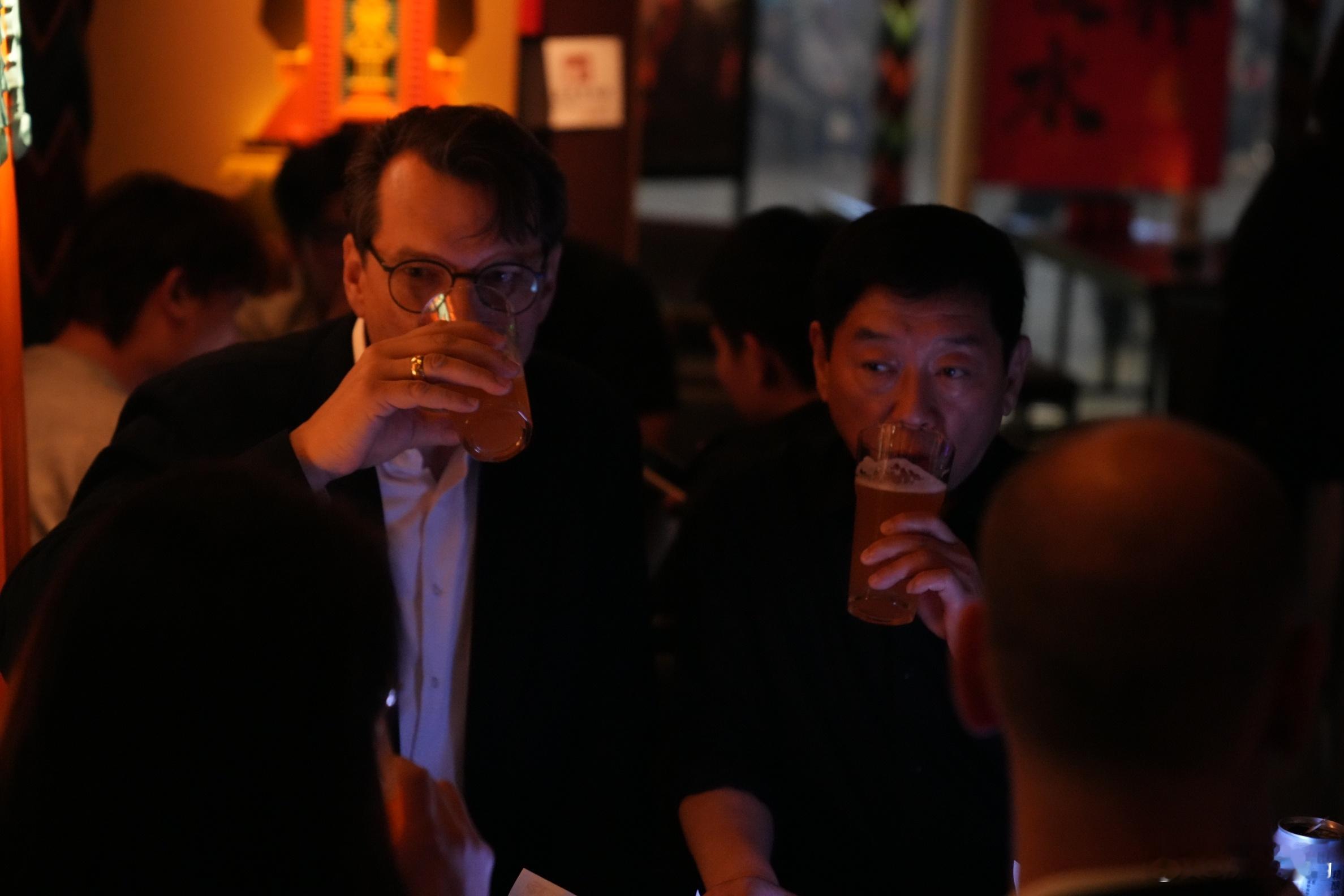 魏建军和宝马高管酒吧夜聚万万没想到，魏建军第一次去酒馆，居然是带宝马高管去的！北