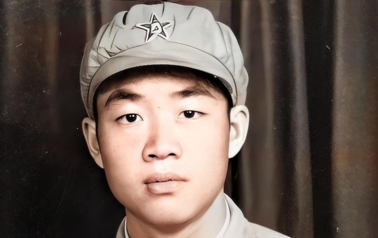 1951年，我军一新兵在清理炮管时，发现对面美军阵地突然多出一个小山包，为国心切