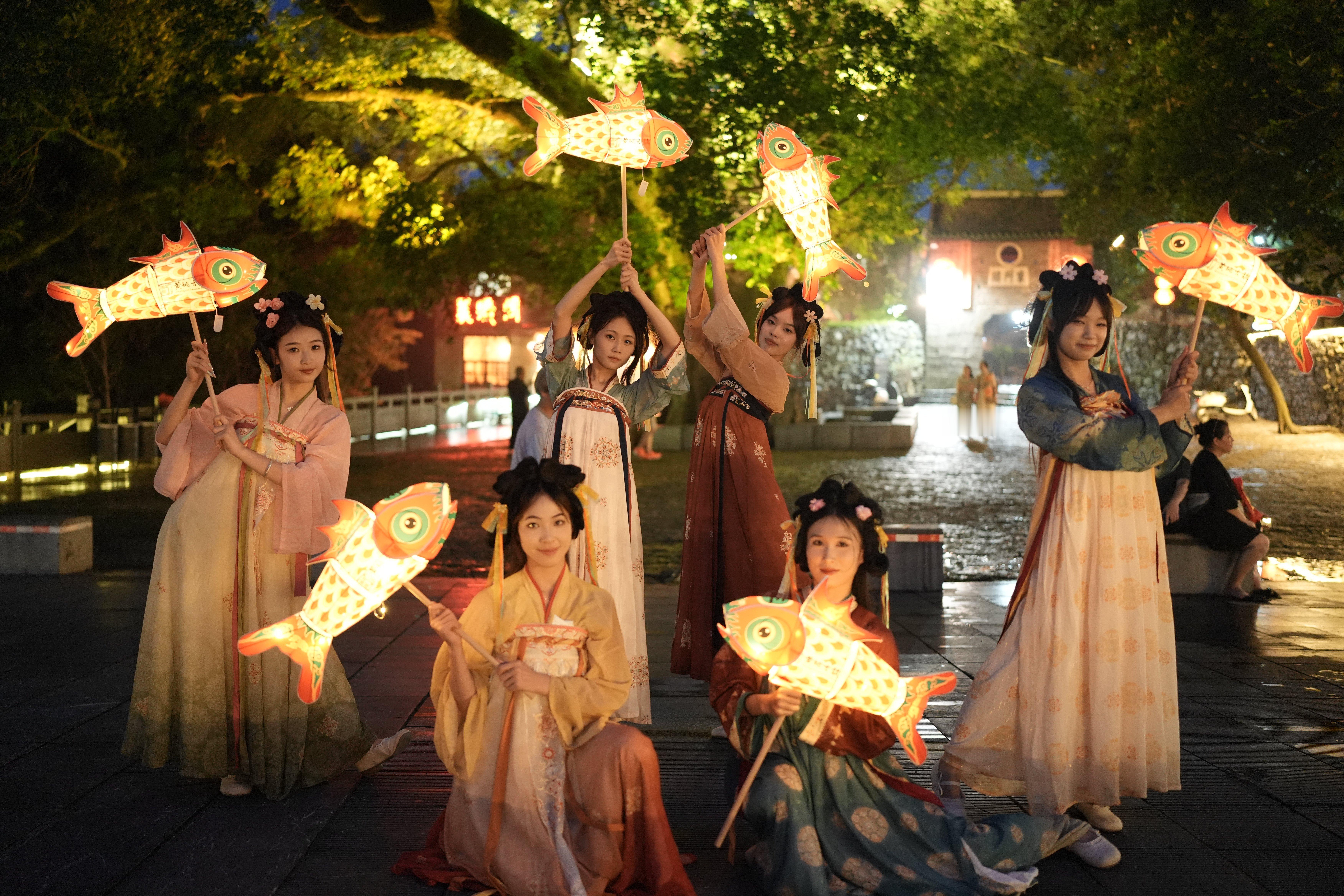 八方来贺四季有约【黄姚古镇】🌿国家5A级旅游景区、中国历史文化名镇，地处贺州市