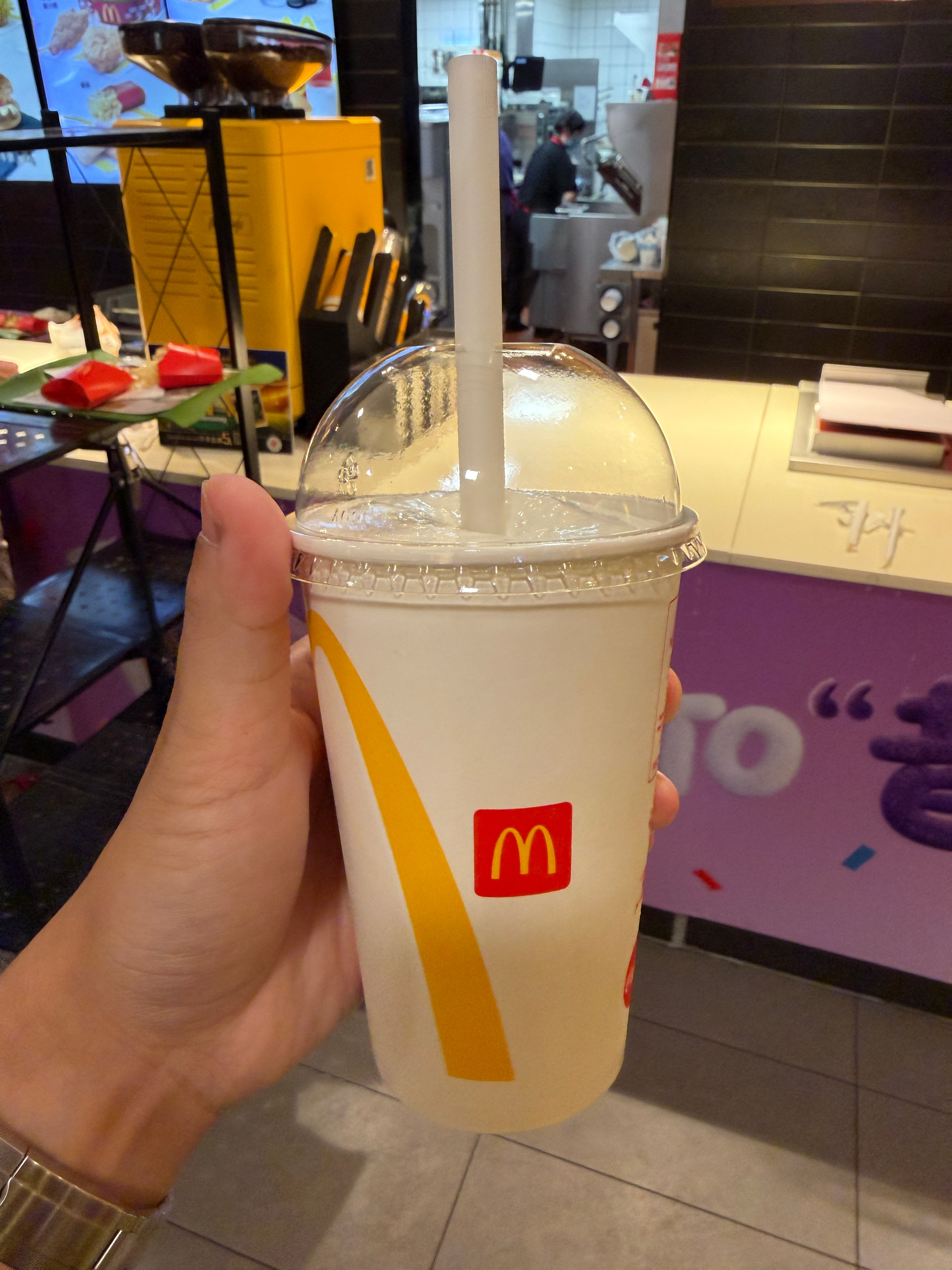 我长这么大，第一次喝麦当劳奶昔，据说北京只有三家店有！ 