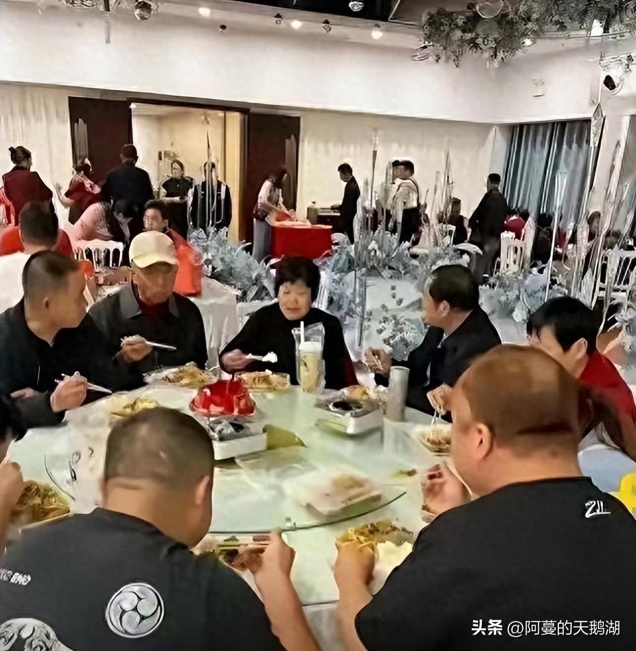 2023年，在湖北武汉闹出“天大的笑话”，一男子在酒店办婚礼，他们竟然用盒饭招待