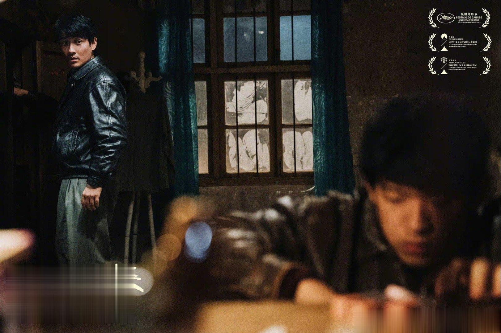 电影《河边的错误》发布剧照，还原90年代的时代氛围。10月21日全国上映。 ​​