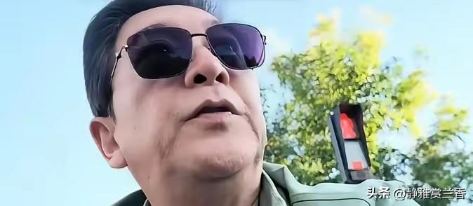 水均益63岁了。他采访过普京，现在一个人住在北京，煮一锅茶叶蛋当顿饭。龙凤胎在加