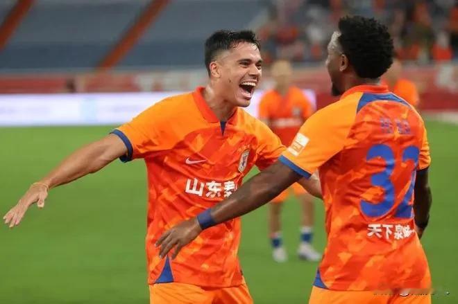 帕托还有多少期待？没成球队锋霸，反而成了泰山队的吉祥物。
  两场亚冠淘汰赛泰山