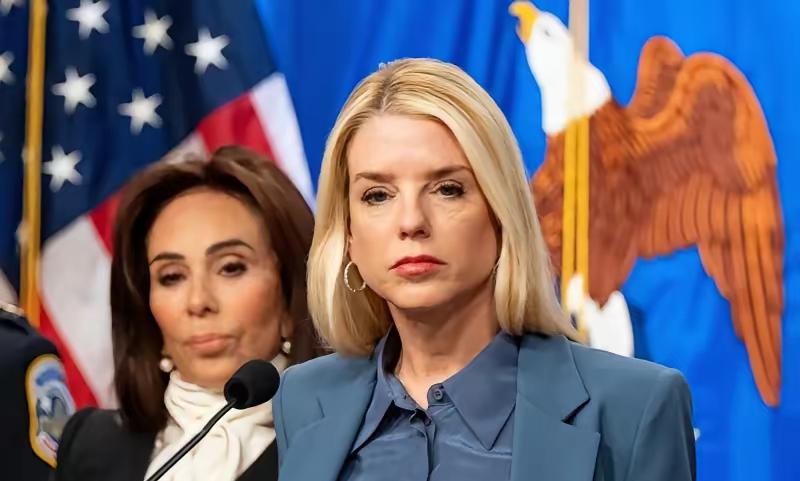 【美国司法部长：被扣押的俄罗斯油轮上的船员未遵守海岸警卫队命令】

美国这哪是执