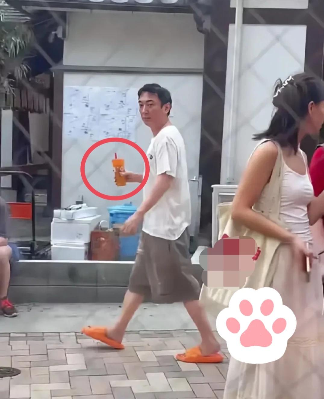 王思聪也喝蜜雪冰城了，估计是为了和鞋子配个套，顺便做个造型吧！真是挺逗的！