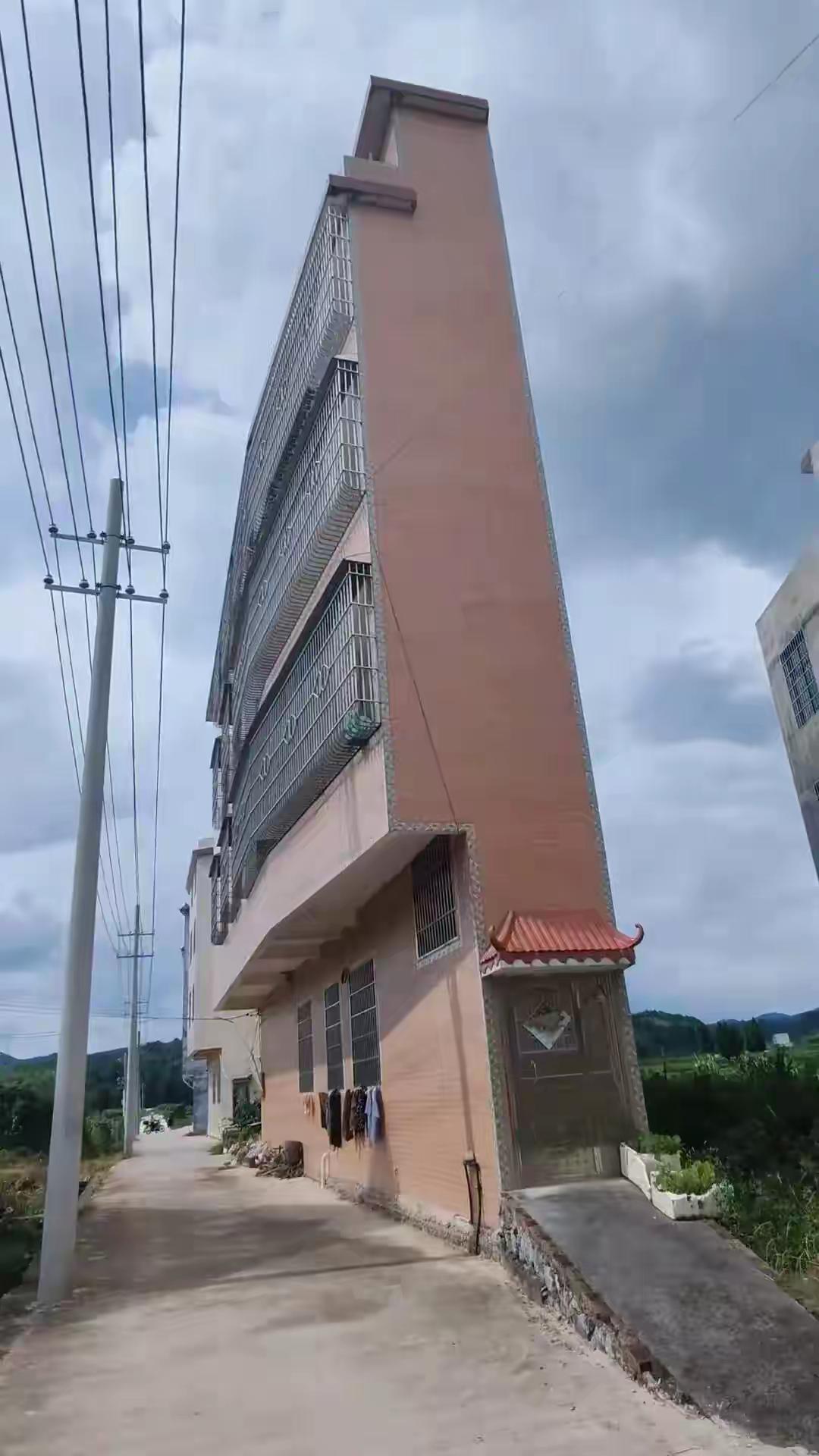 湖南一农村自建房走红，最窄处仅有一门宽，网友好奇“2米的床能放下吗”，房主：拍摄