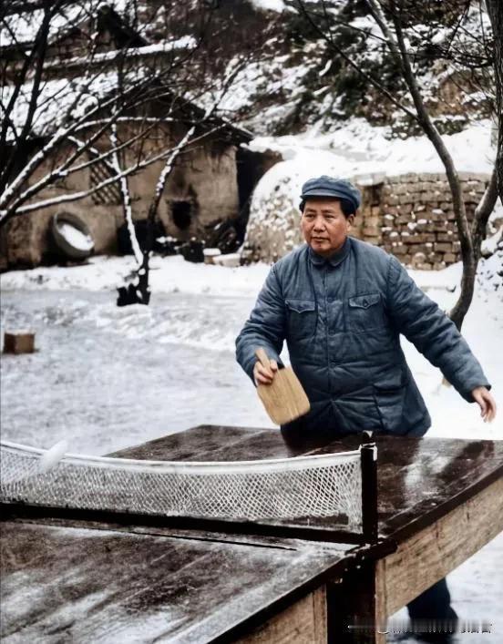 1944年，在延安常年伏案工作的毛主席，被严重的肩周病痛痛困扰，右肩僵硬酸痛，日