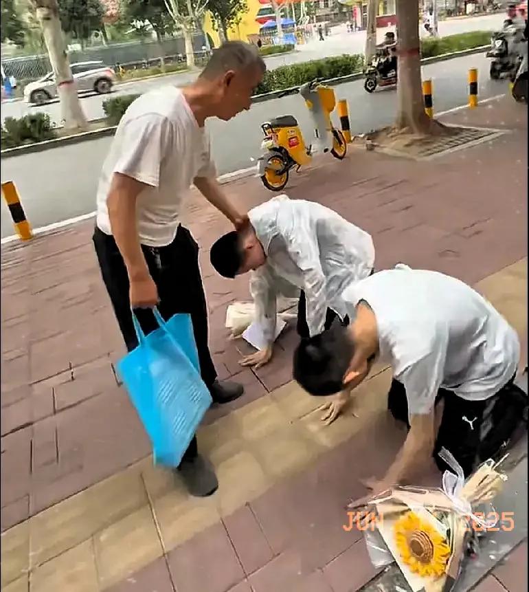 一跪叩开人间暖！这对双胞胎的举动，让全网破防了
 
命运或许不公，却永远无法浇灭