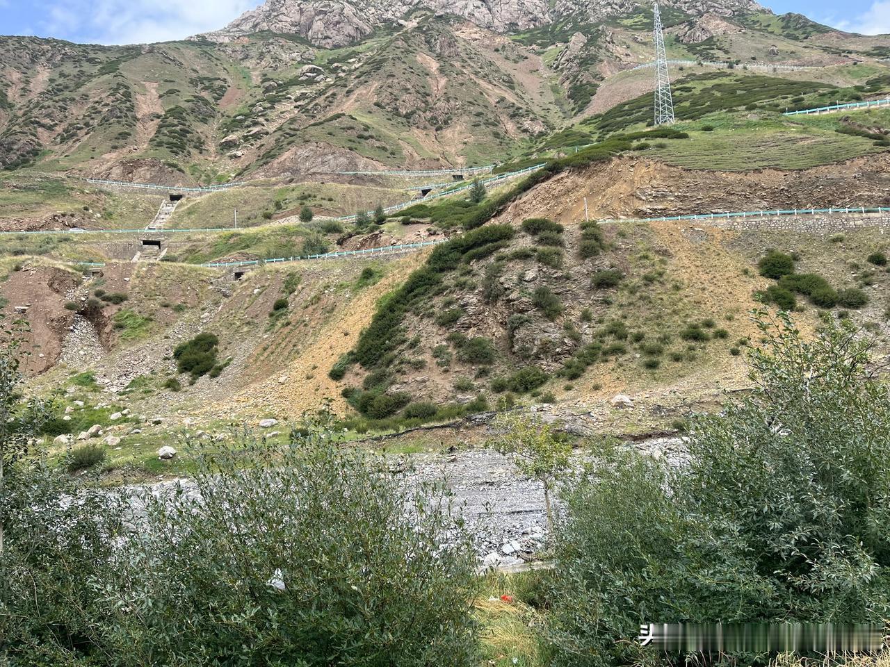 这一整天都在独库公路上走走停停。很幸运，没有遇到雨天和泥石流等恶劣情况，更没遇到