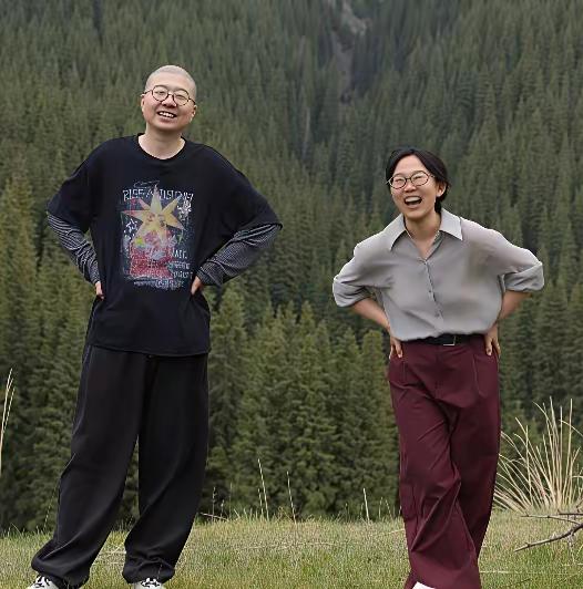 李娟的母亲很会“苦中作乐”，给小鸡缝衣服，给狗做“禁欲小裤衩”，给牛缝“奶罩”。