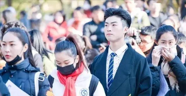 李思思可是个学霸呢!上学时就爱播音主持,后来如愿考上了央视。你们能想象吗?多少人