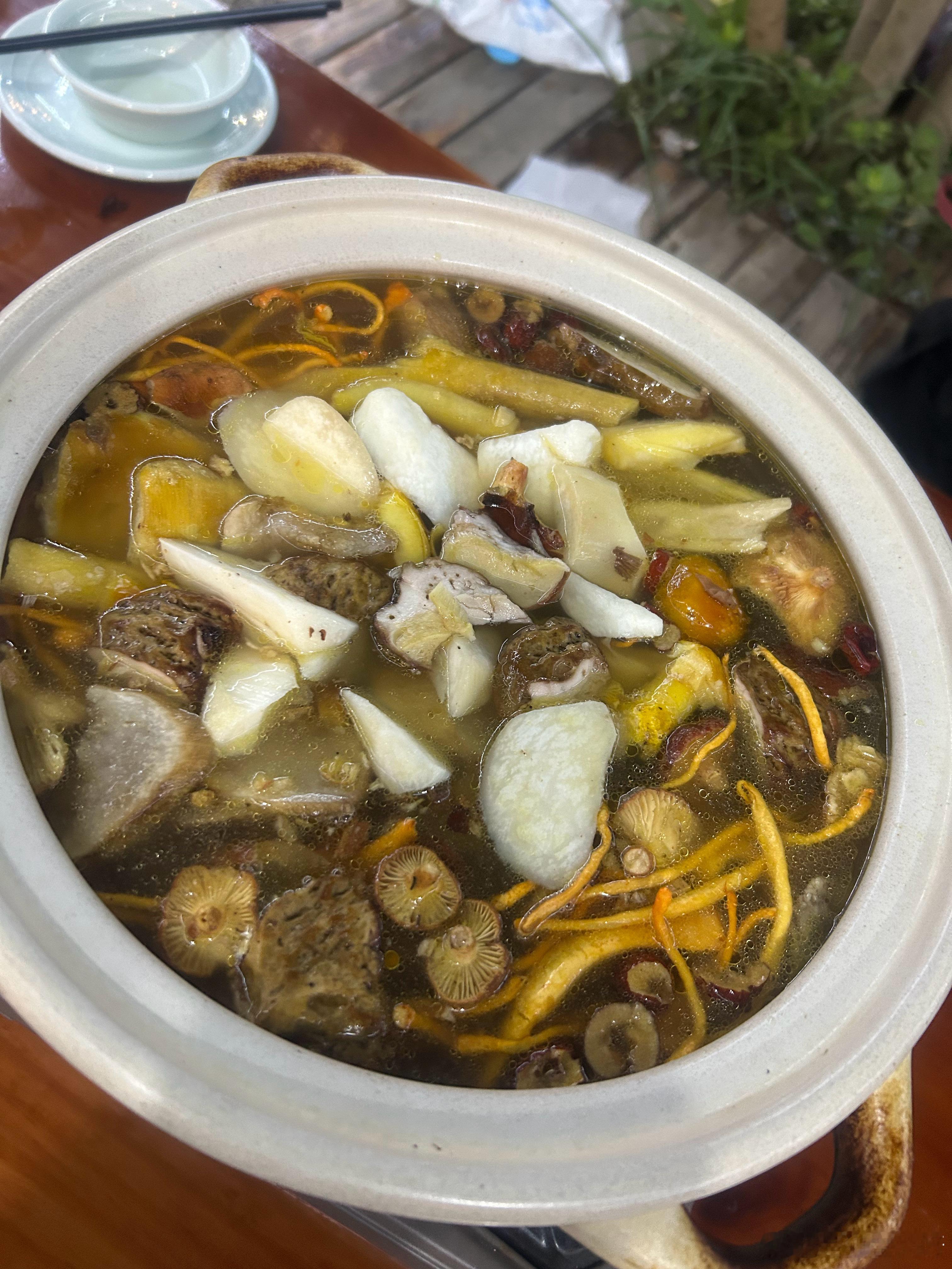 菌子火锅实在太鲜了一点沾料都不用沾，不煮够半小时不准吃，说会中毒哈哈哈哈哈哈这个