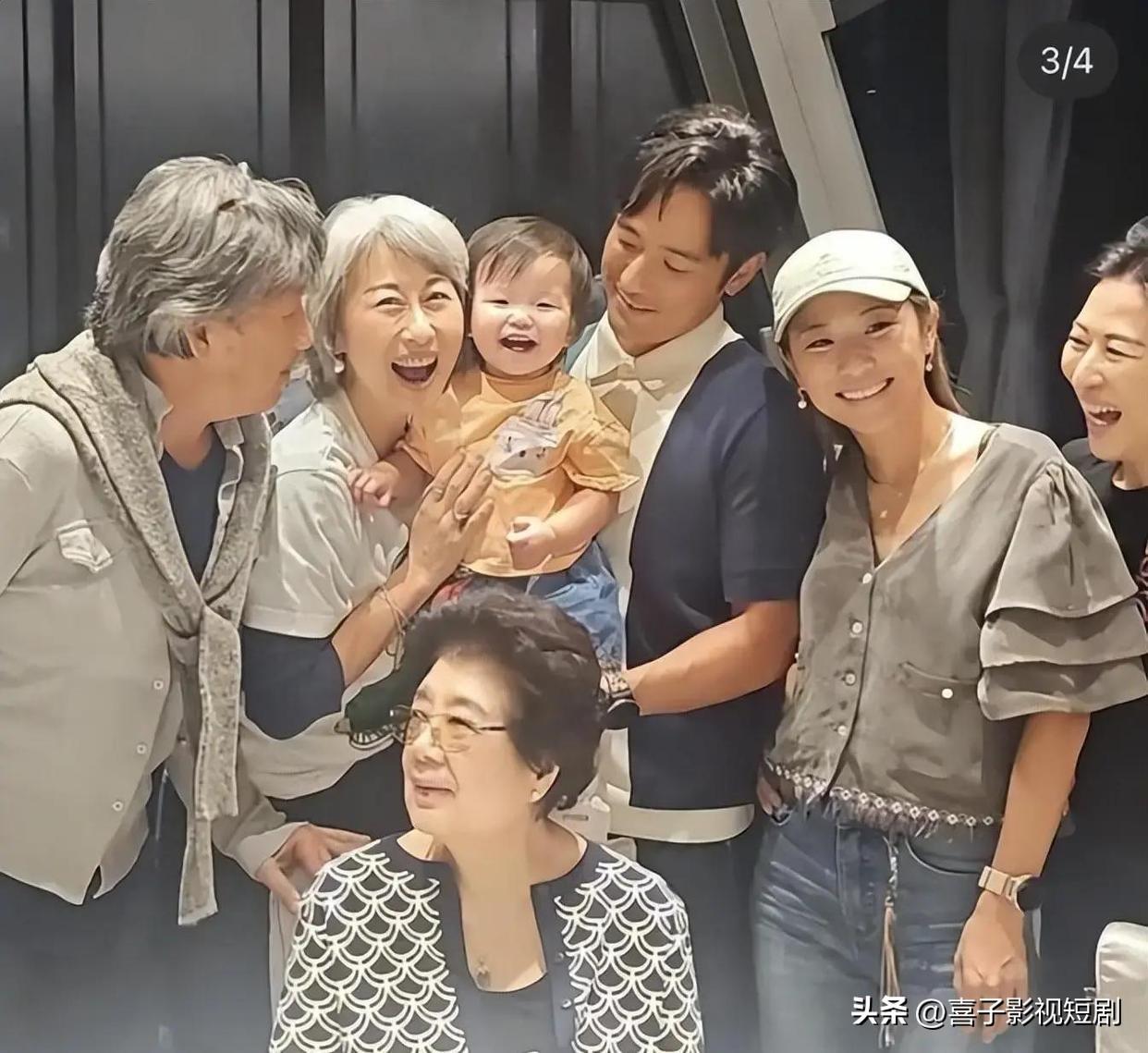 2026年8月8日晚，64岁的叶倩文与林子祥在深圳的演唱会上，突然对着数万观众宣