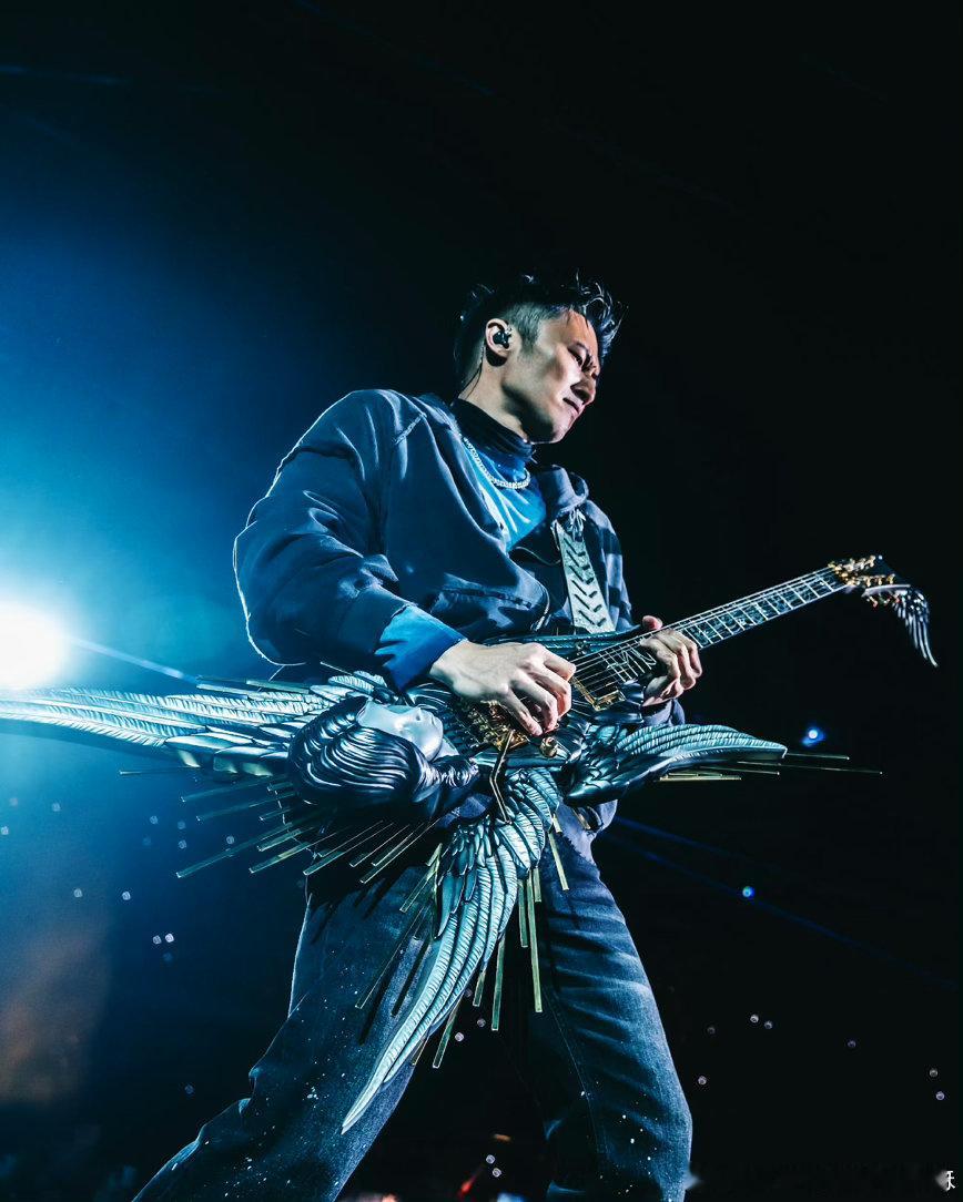 谢霆锋推倒重来MV世界崩坏怎么办？谢霆锋说：那就推倒重来。机械与自然的碰撞里，藏