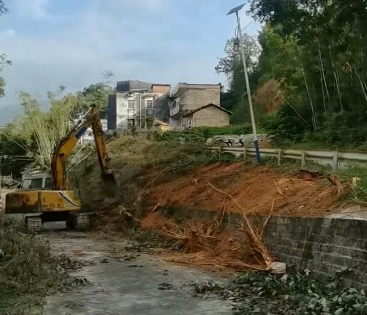 【玉林石窝上珍村道路扩建工程开工建设】9月28日，玉林市北流石窝镇上珍村道路扩建