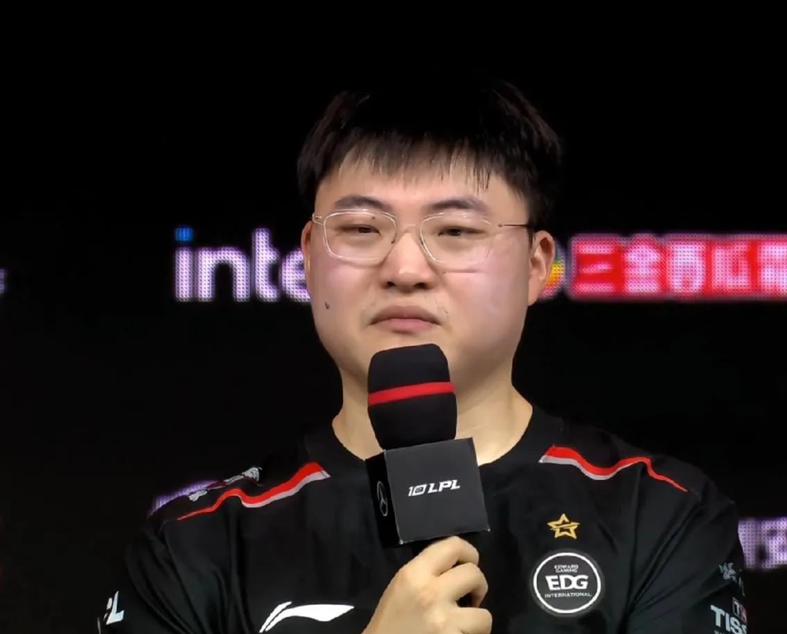 EDG还是要双C输出，不要玩四保一，Fofo玩法师大核，这样UZI压力会小一些，