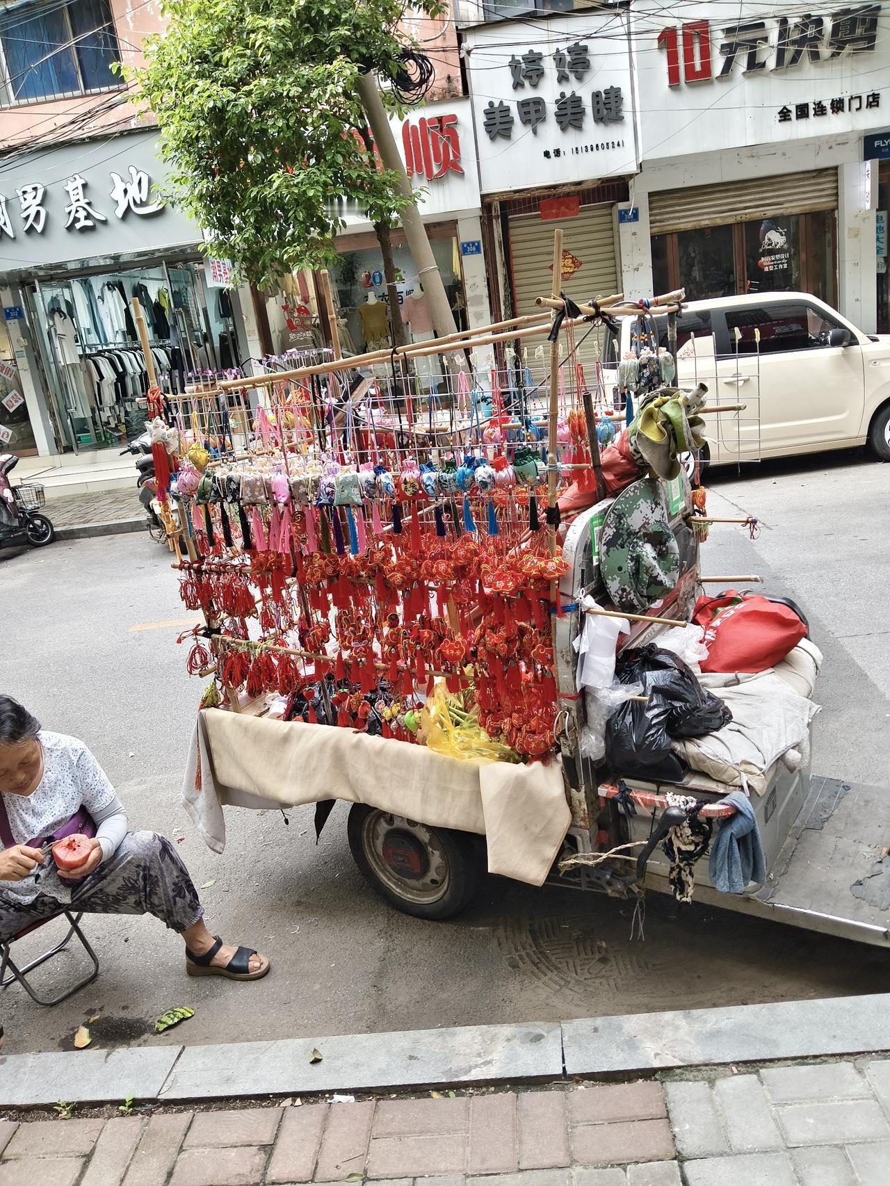 记录我的2026在端午节已经过去两天了，还有人在卖香包，看来这些东西是不能退的呀