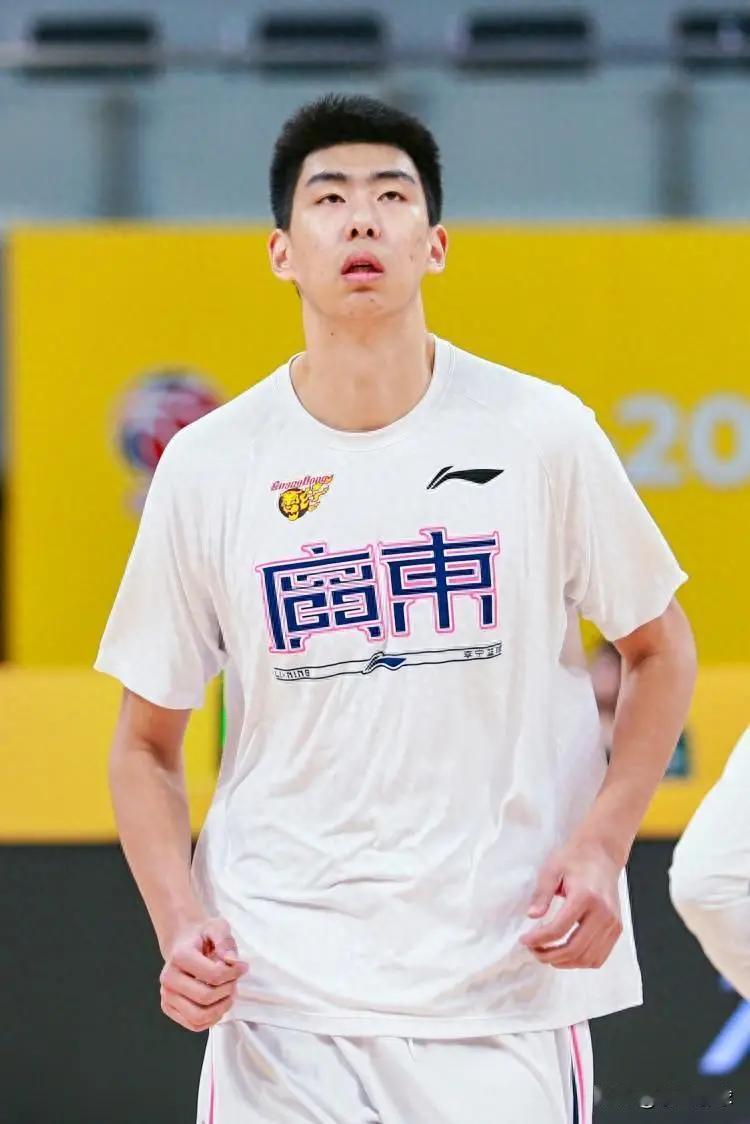 一开始以为徐昕在全运会U22就算不能统治内线，起码也有足够多的稳定出场时间，没想