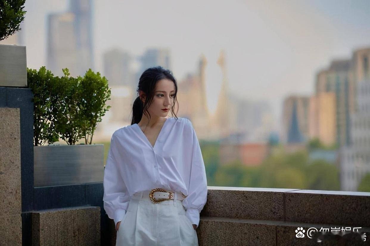 迪丽热巴穿白衬衫比别人高级，配白裤子+透明高跟鞋，真的太美了。 ​​​