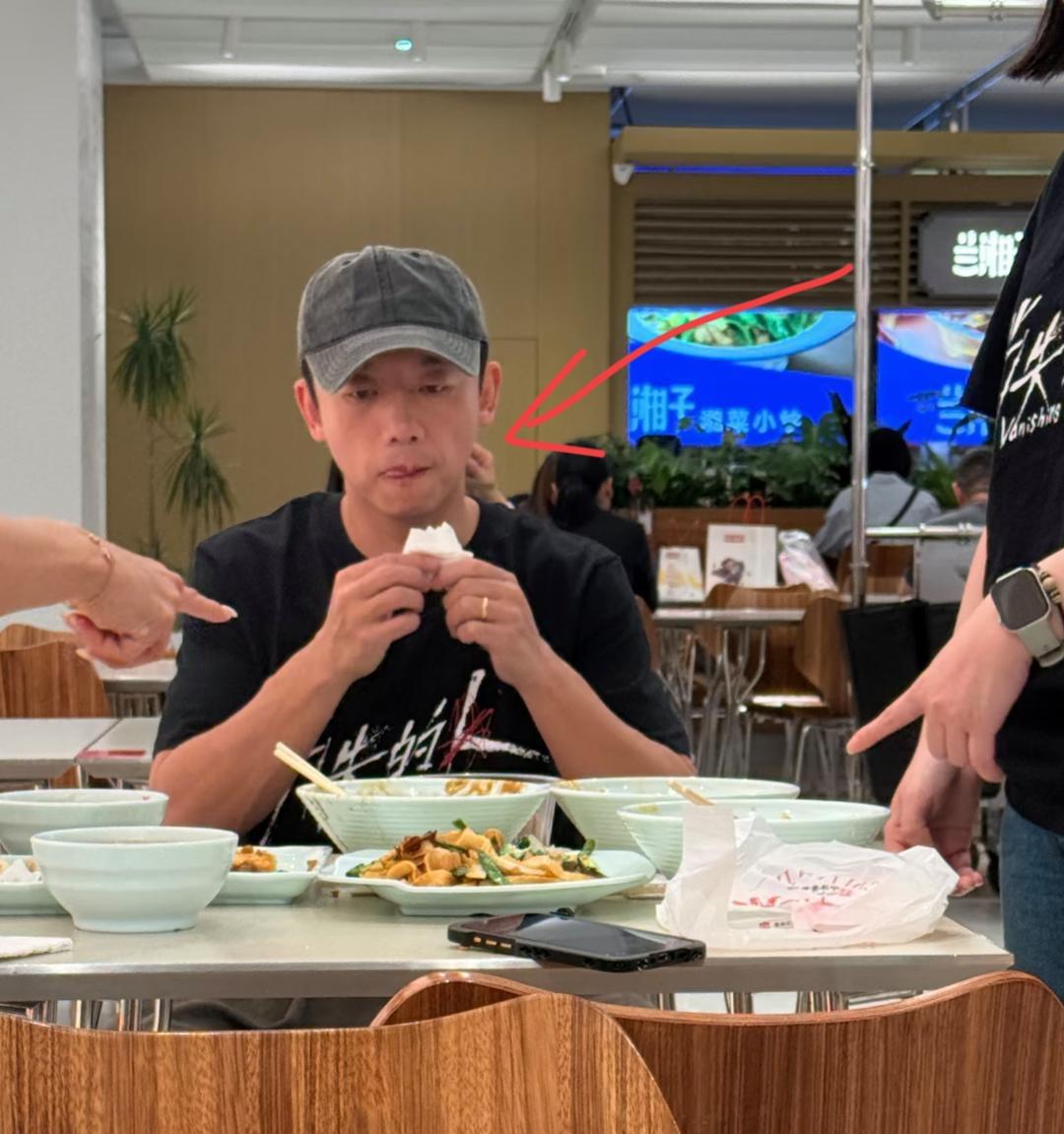 郑凯现身武汉一家餐馆就餐，他吃饭时完全不顾个人形象，伸舌头舔舐嘴角，拿纸巾卷成团