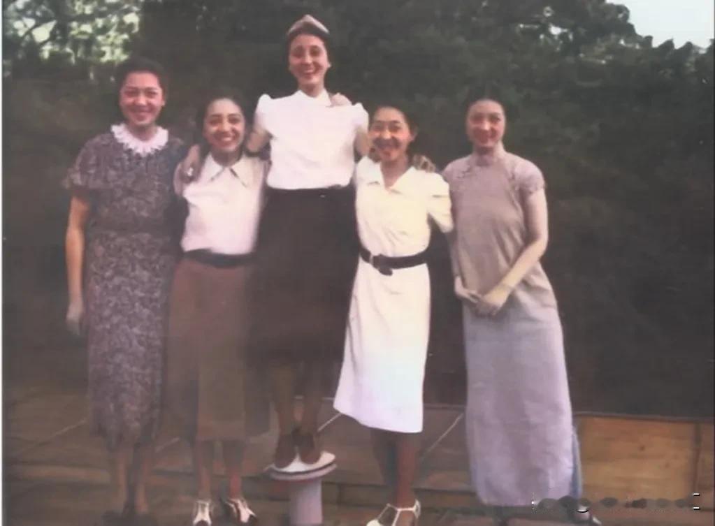 1937年，钱学森夫人蒋英（左三）在德国留学期间，在刘庄业家中与好友聚会