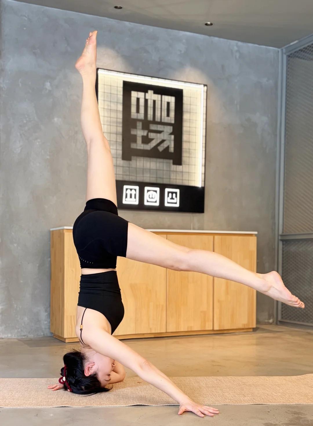 伽从不是强硬的拉伸，而是温柔与力量的共生。褪去浮躁，垫上的每一次呼吸，都是与自己