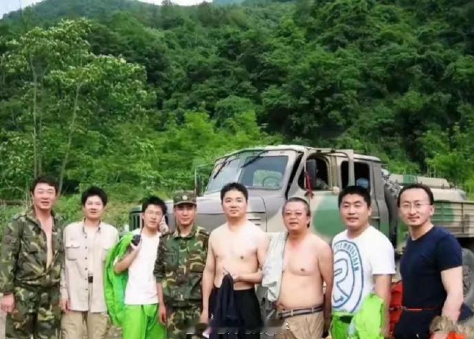 这是2008年汶川地震中，光着膀子救人的刘强东。那时候他还不是千亿大佬，就是一个