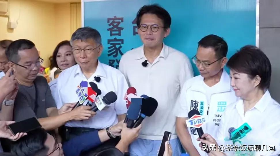 柯文哲痛斥民进党“王八蛋”，黄国昌抿嘴憋着笑意，反观卢秀燕十分沉稳，微微低头神色