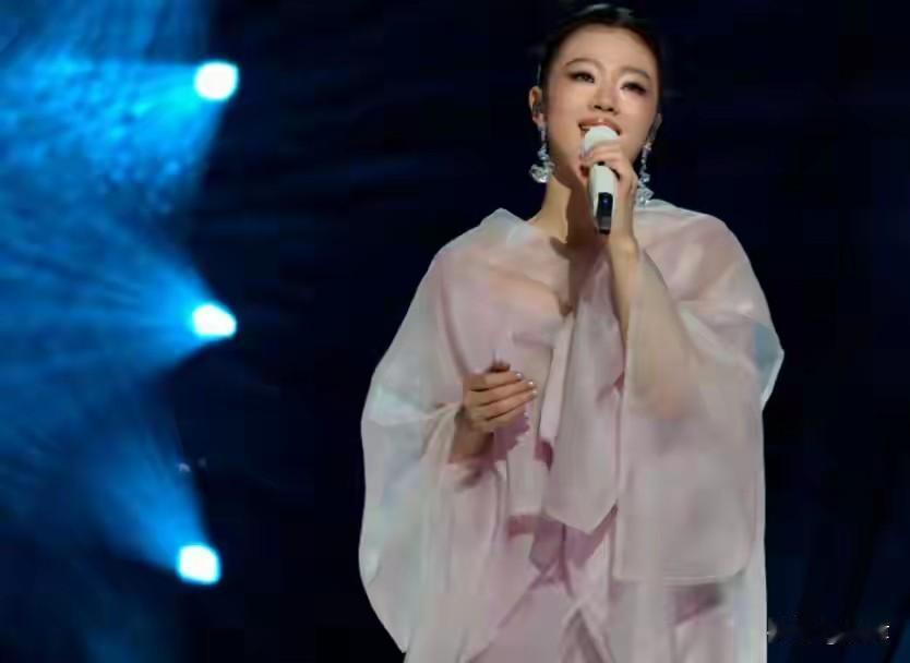 随着单依纯在国乐无双的舞台唱完第3首歌并收获广泛好评，未来的一代音乐宗师逐渐浮出