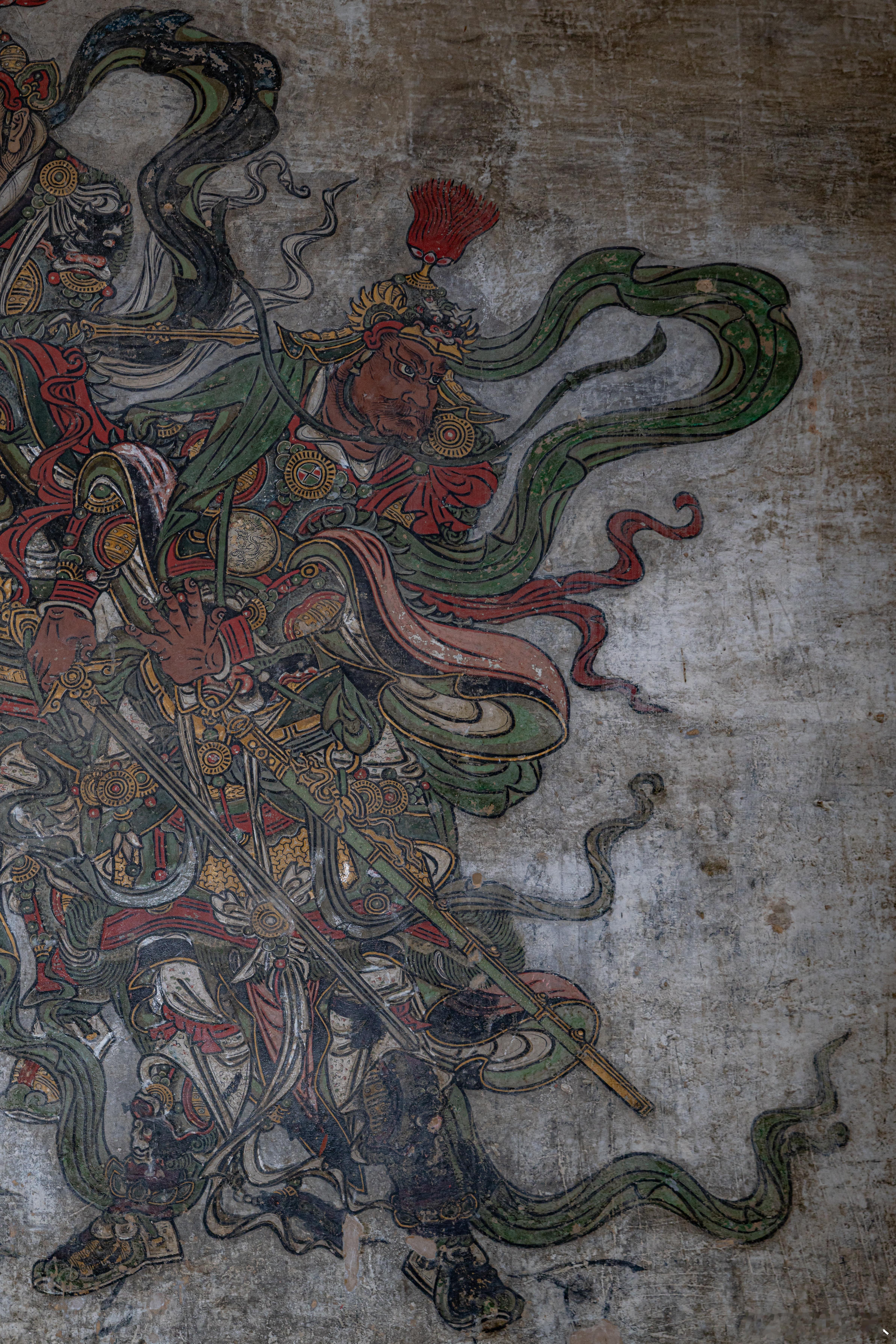 洪洞广胜寺上寺韦陀殿正中供奉韦驮像，东壁绘有明万历年间壁画，保存完整，水准不俗 