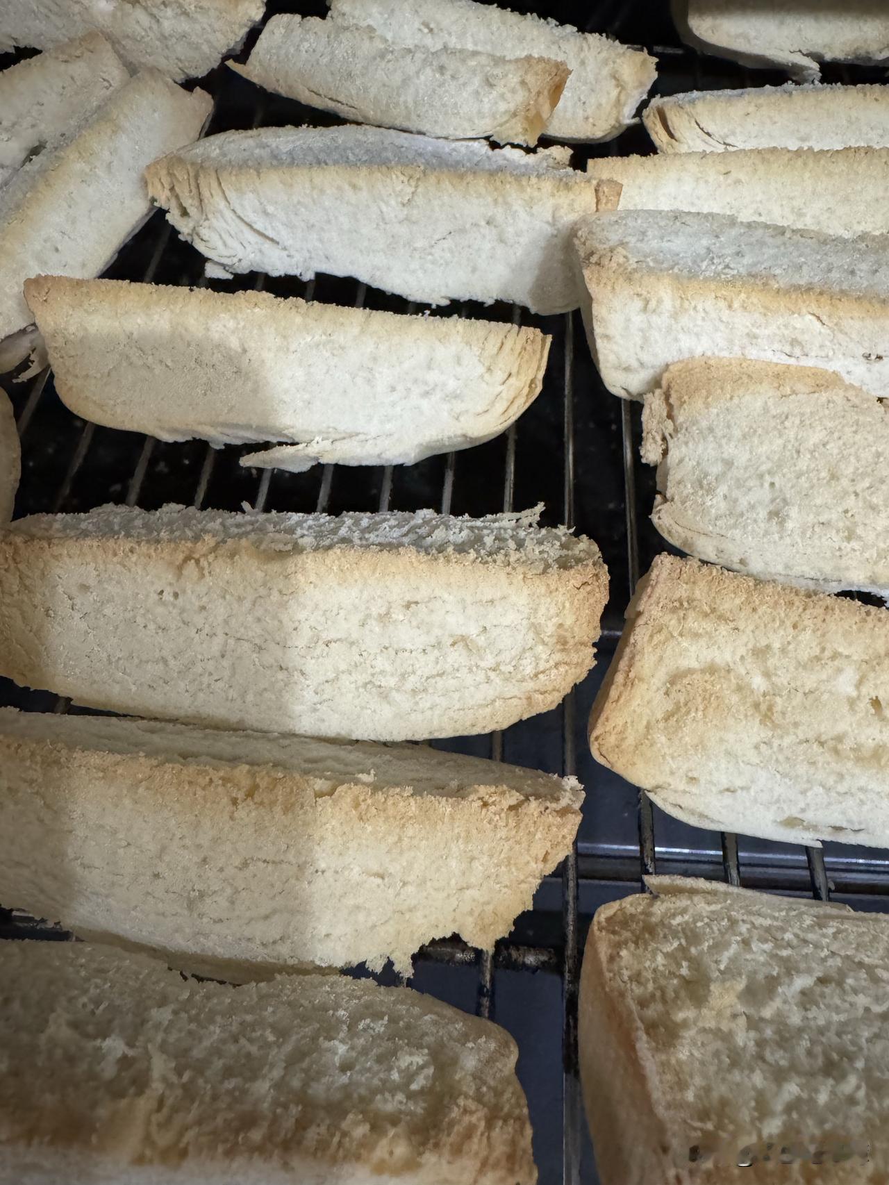 昨天我把春节从老家带来的馒头用烤箱烤了烤。
春节回家的时候亲家买的馒头，因为外孙