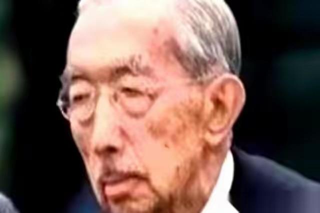 那个发动了全面侵华战争的日本天皇，1989年快死的时候，身边人听他念叨了一句：