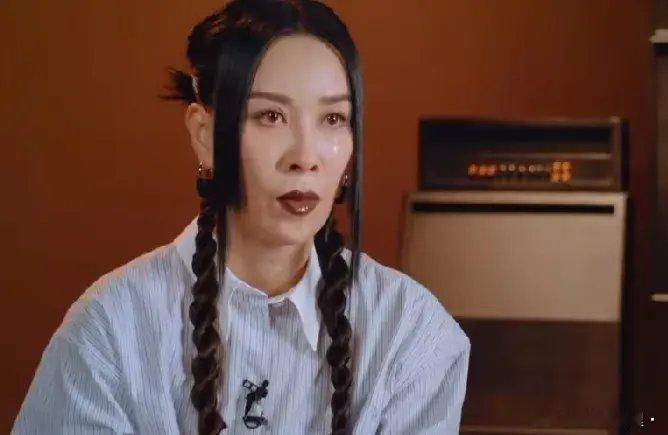 那英泪崩了！6月28日，那英在《歌手》得知自己排名倒数第一后，直接哭了，那英十分