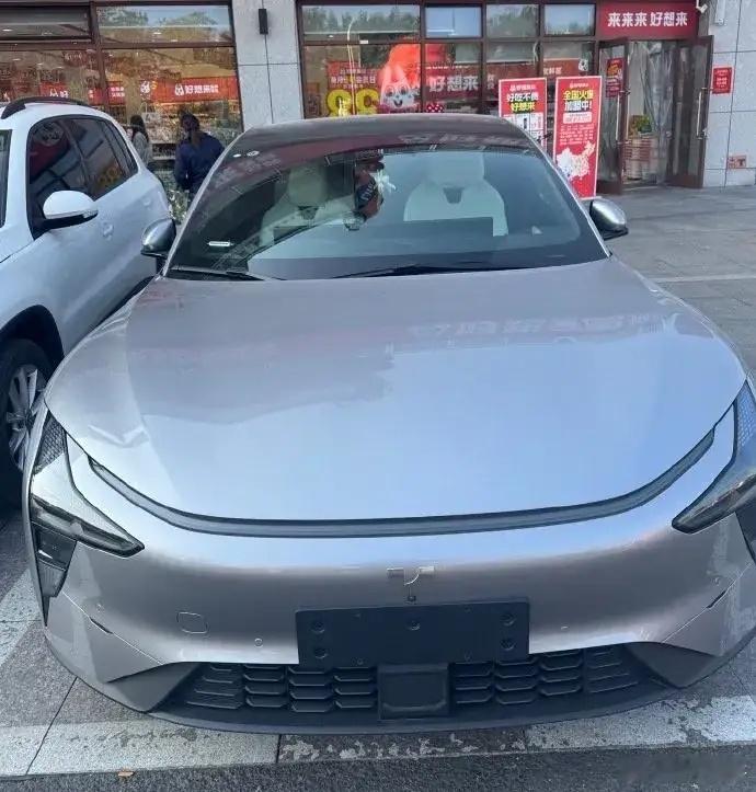 车主提车仅一天遇极越崩盘 上次在路到一位小姐姐开的是极越07，很新，牌照都还没来
