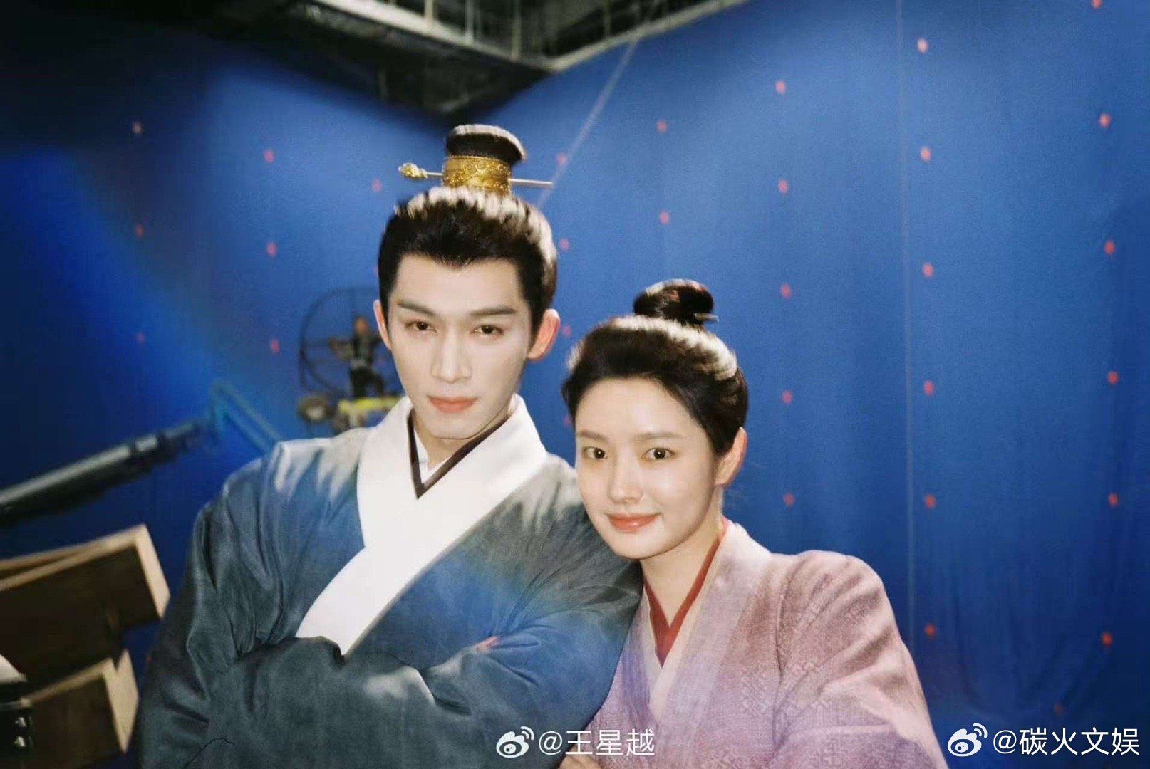 王星越徐若晗倚肩照王星越徐若晗合照王星越徐若晗合照，好甜，[送花花][送花花] 