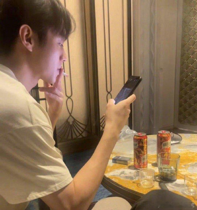 许凯素质被体现，拿酒店水杯当烟灰缸……许凯 赵晴 许荔莎 22年因赵晴被拍和许凯