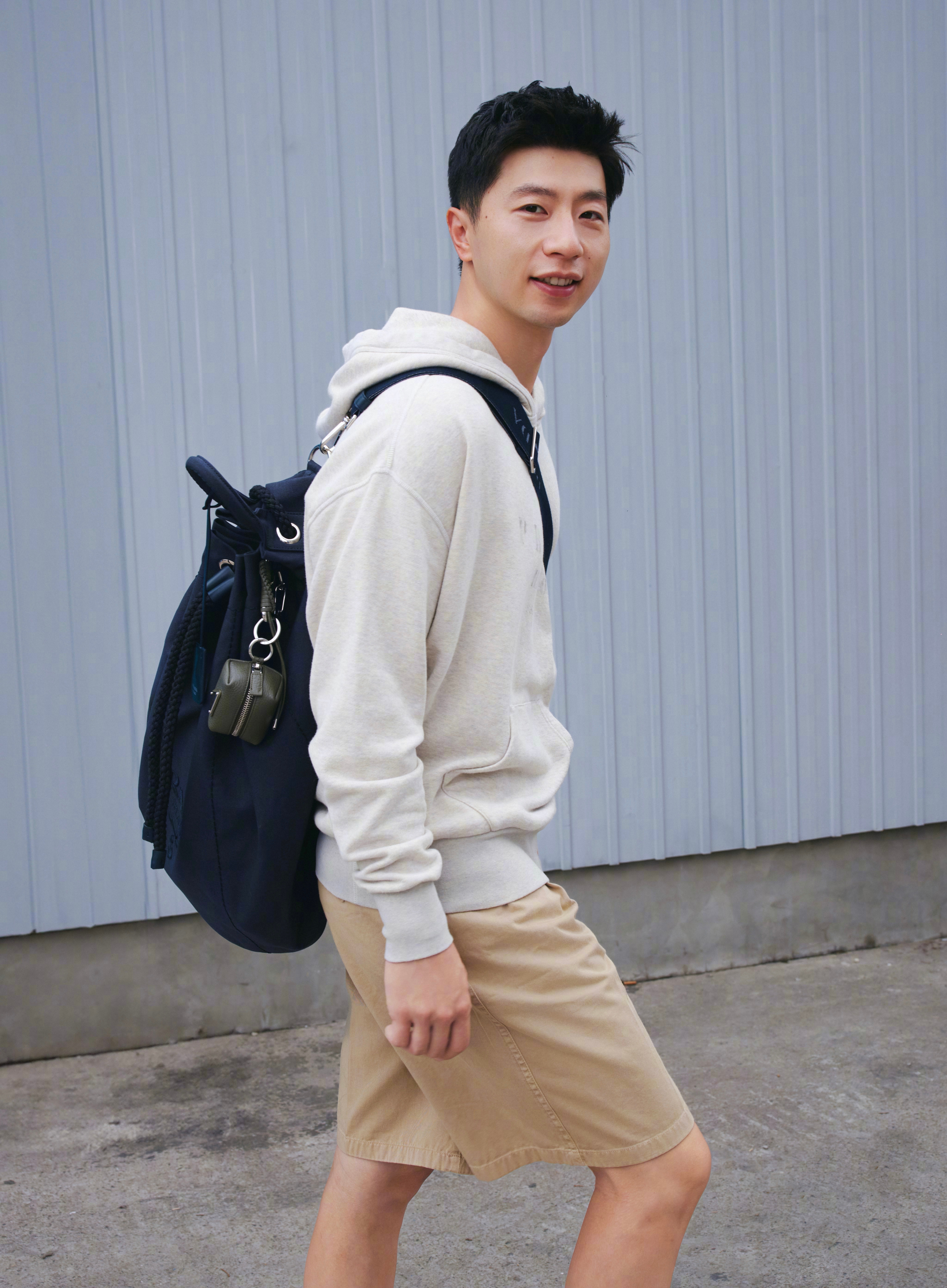 马龙 X PRADA｜品牌大使马龙出镜演绎Prada夏日氛围宣传大片，帽衫搭配短