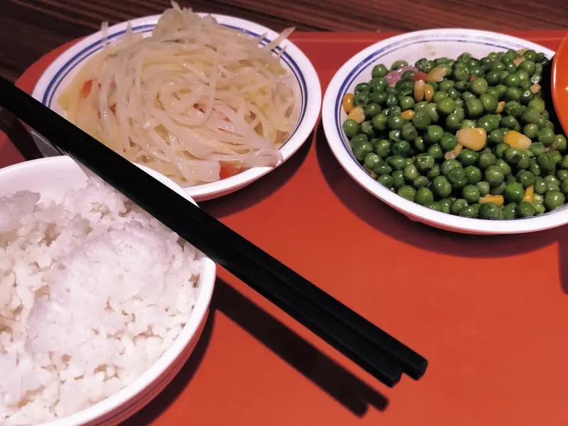 北京的全民食堂简直是宝藏！这些分布在社区、商圈周边的食堂，菜品丰富多样，全是现炒